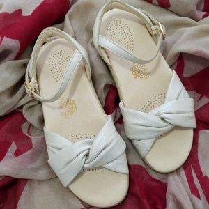 SAS sandal pearl bone cream leather. 5 1/2